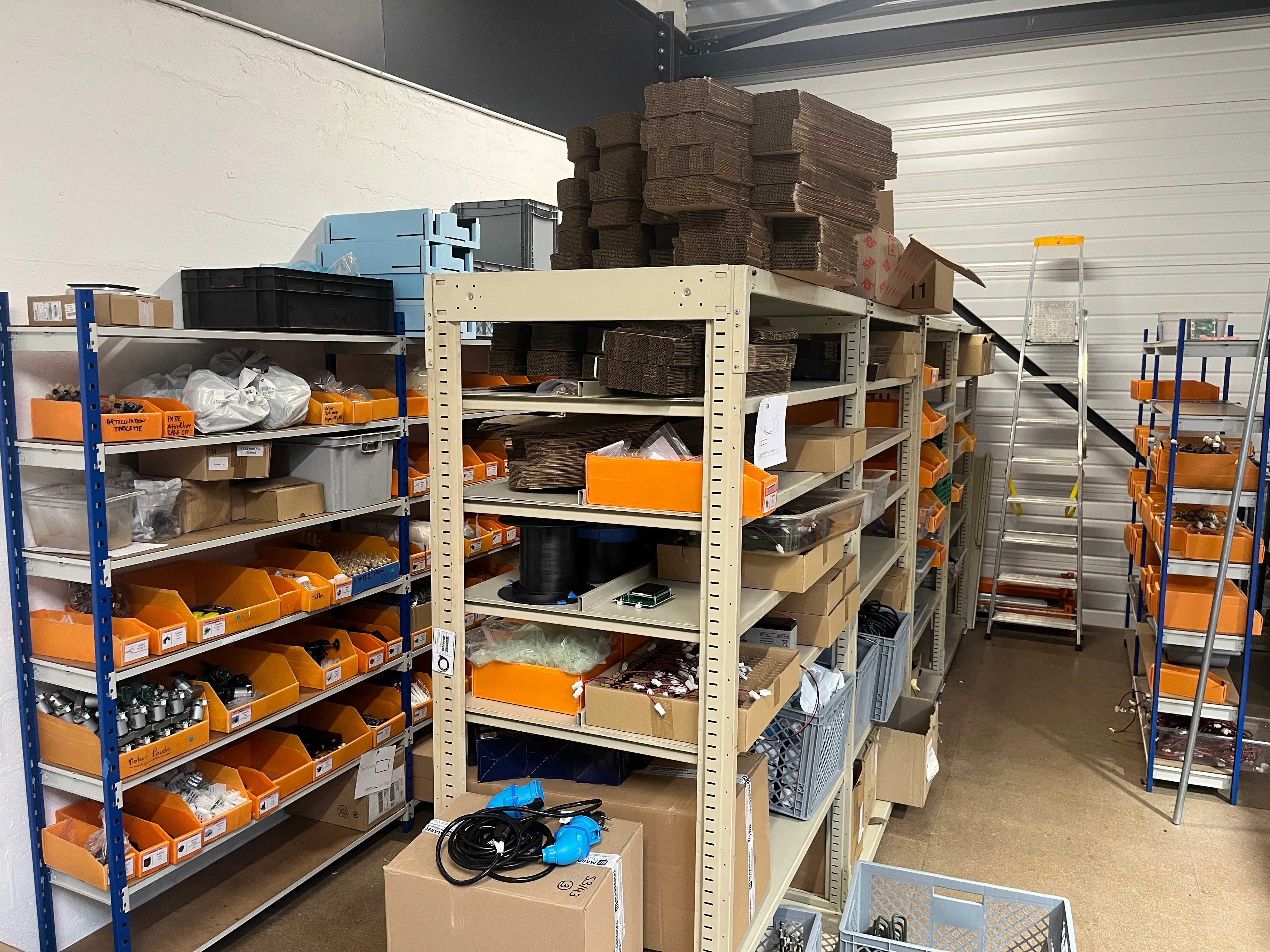 Stock de pièces et composants à l'atelier de Collégien