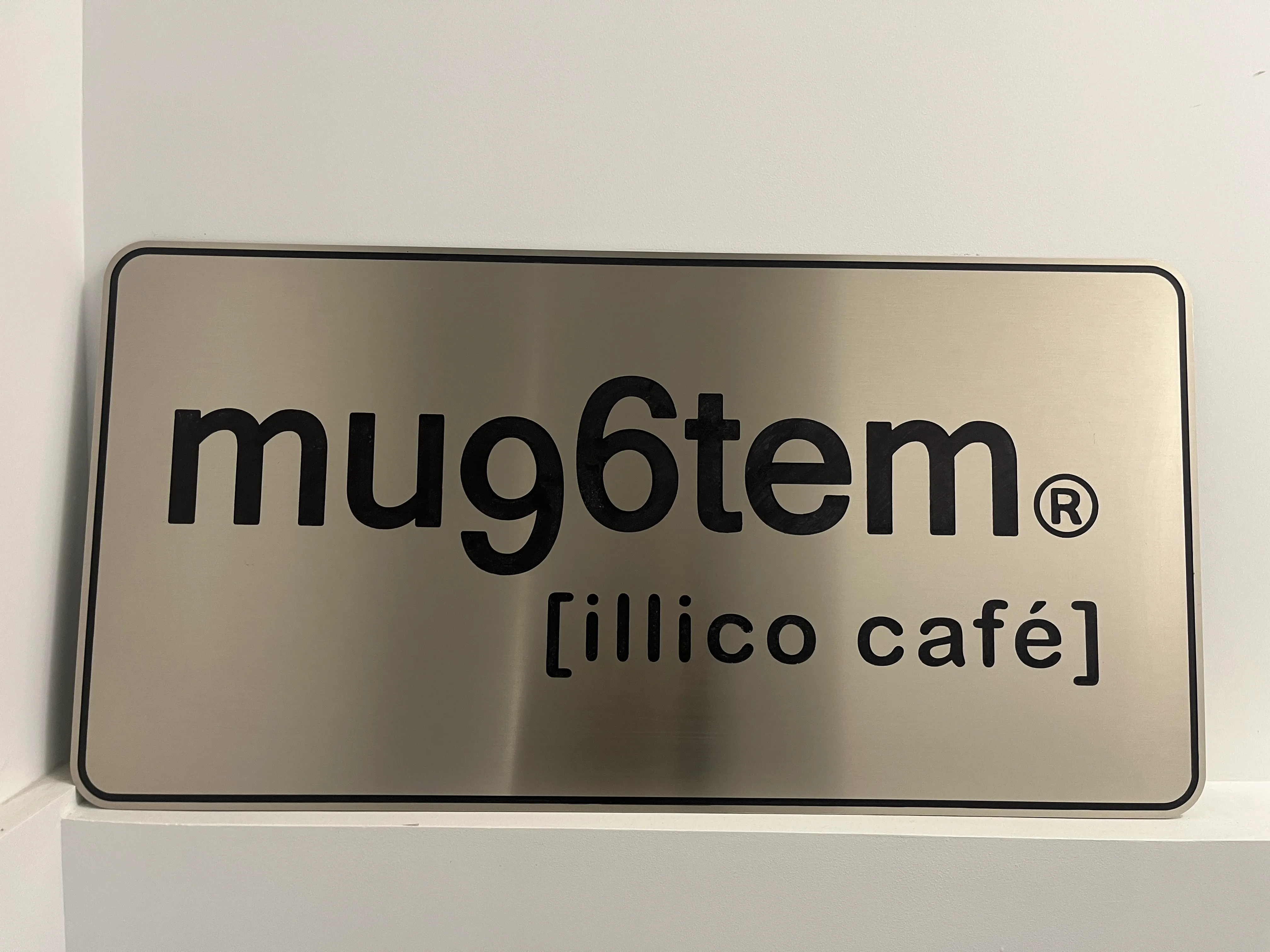 La plaque mug6tem [illico café] à l'entrée des bureaux